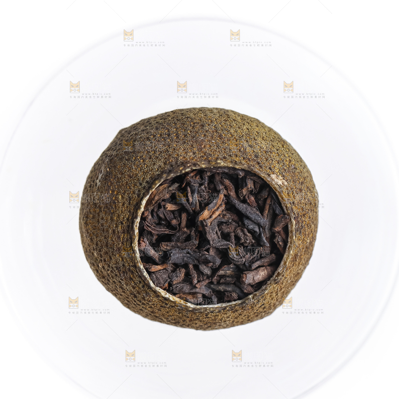 白底上摆放着小青柑普洱茶