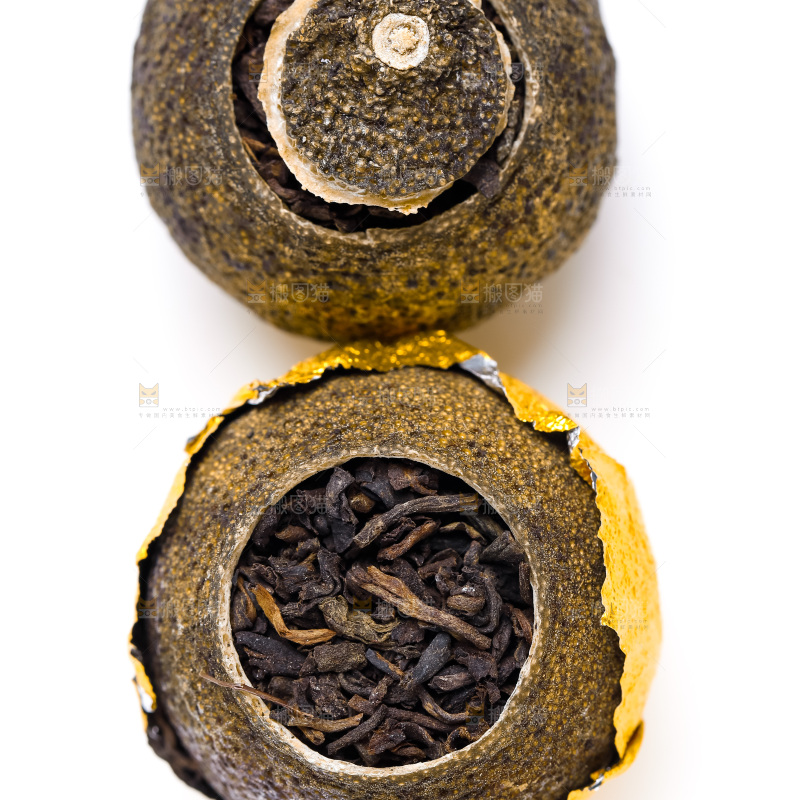 白底上摆放着茶叶