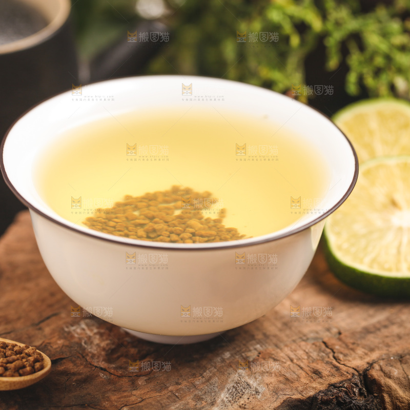 木底上一杯苦荞麦茶