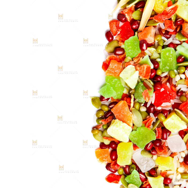 白底上放着一堆水果粥食材