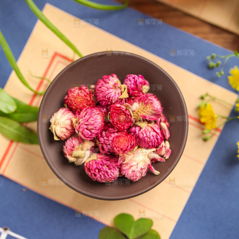 信纸上摆放着一碗千日红花茶