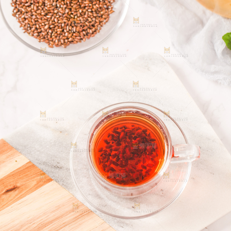 桌上放着一杯决明子茶