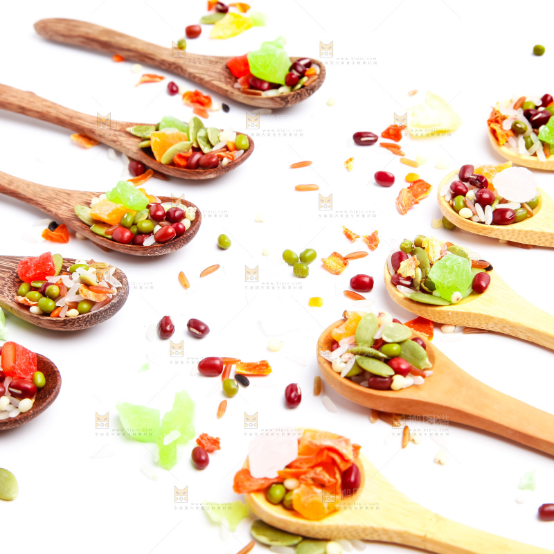 白底上摆放着水果粥食材
