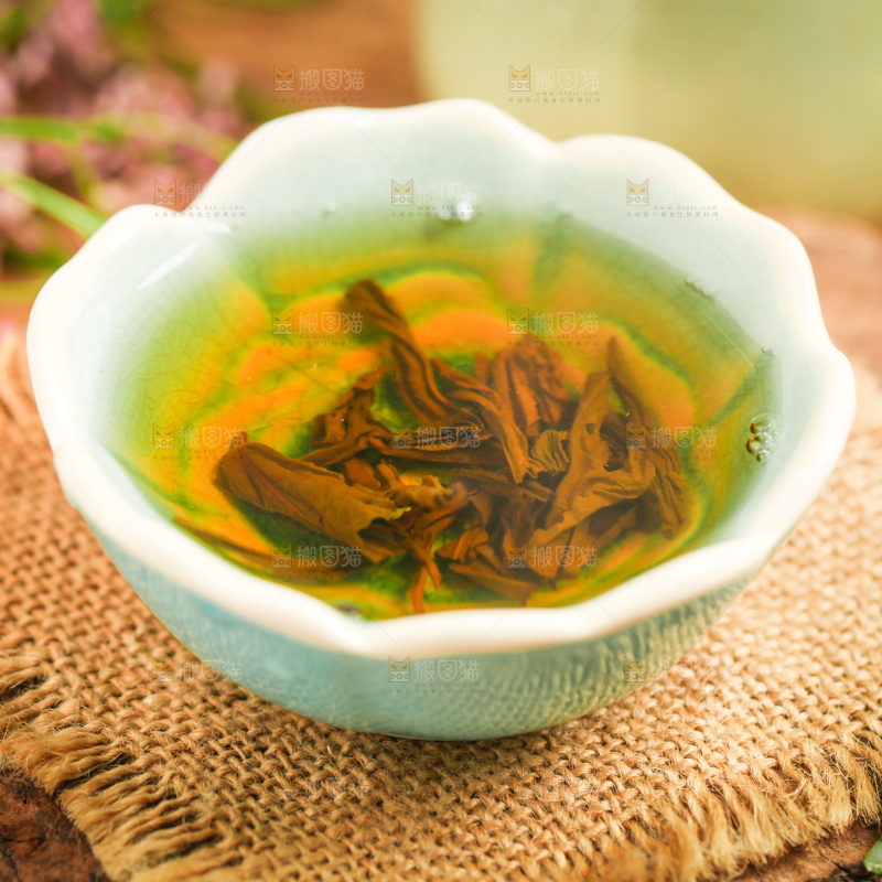 木底上摆放着一盏绿茶