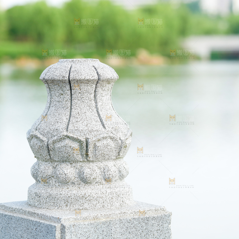 河边上的雕刻物
