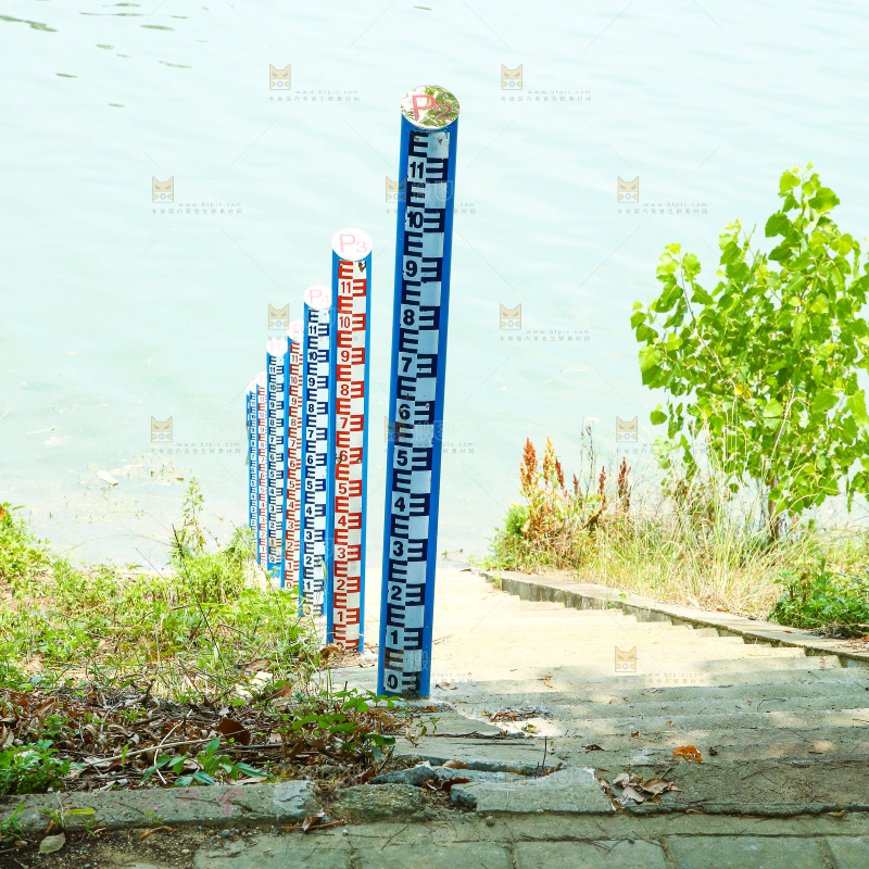 湖水边上的阶梯