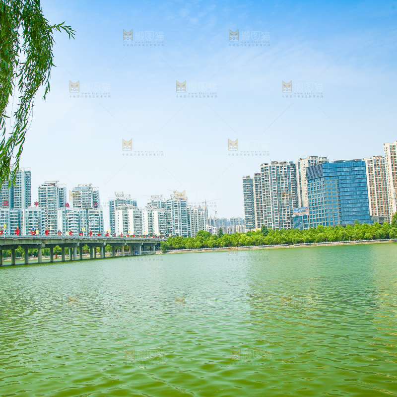 清澈的湖水