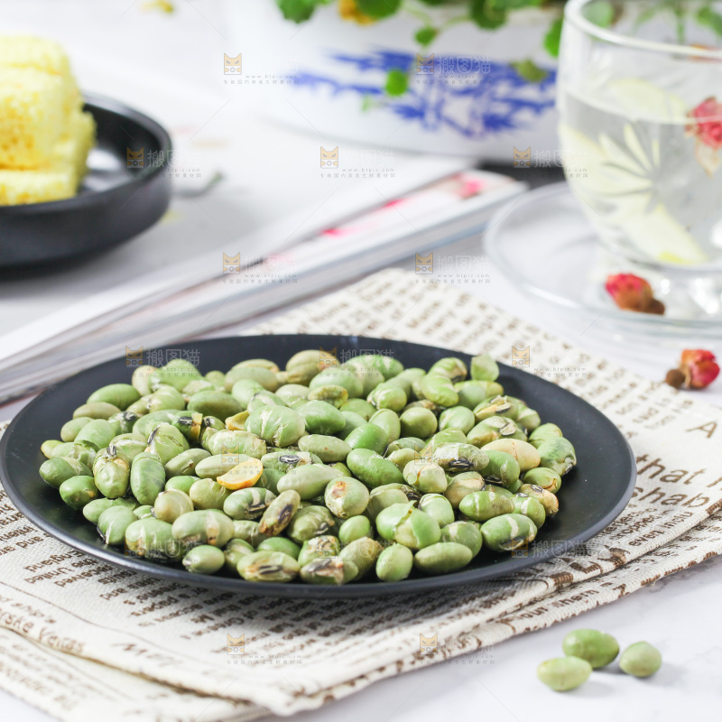 白底上放着一盘去皮黑豆