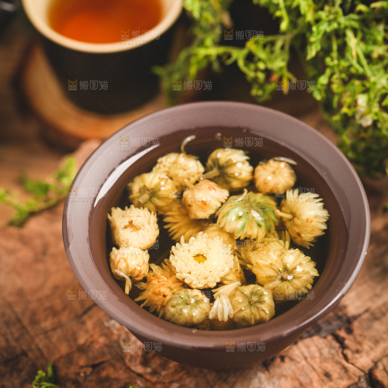木底上放着一杯杭白菊花茶