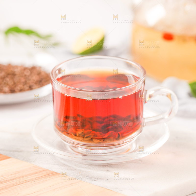 桌上放着一杯决明子茶