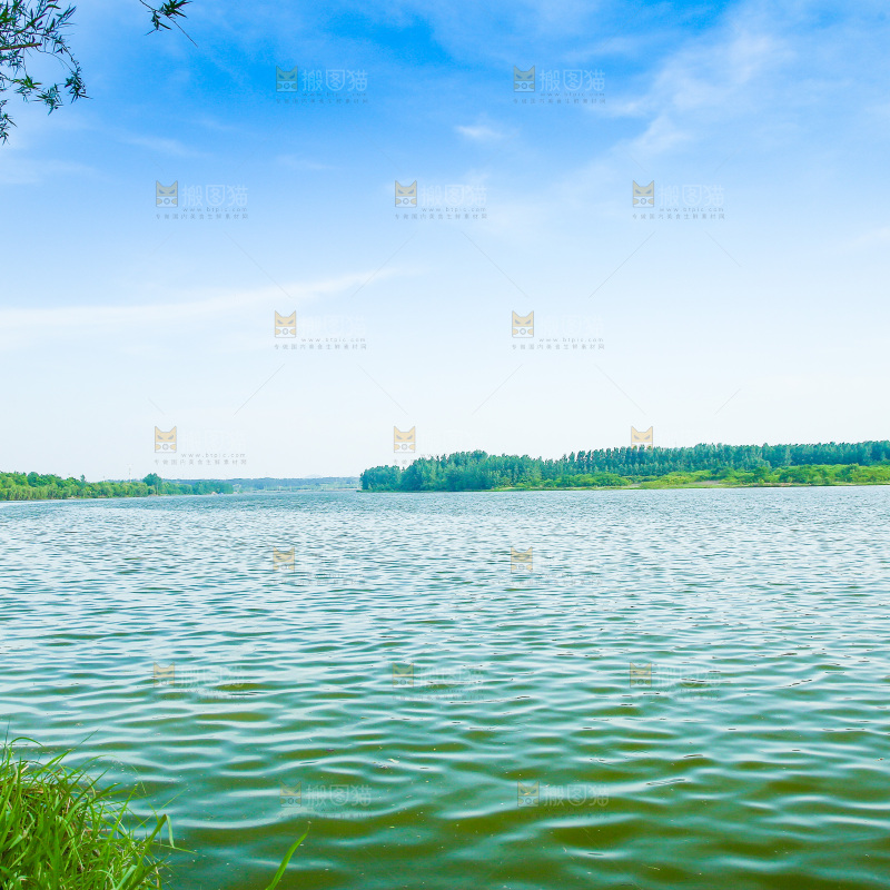 清澈的湖水