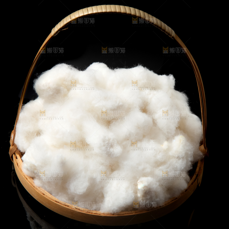 黑底上放着棉花