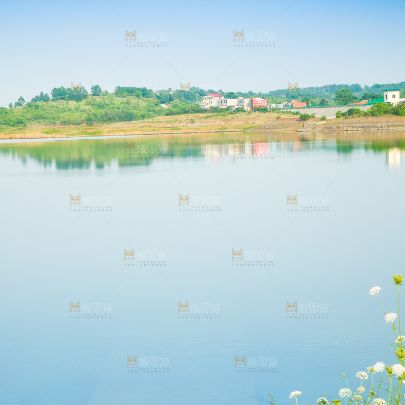 清澈的湖水