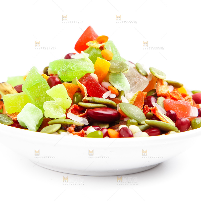 白底上放着一盘水果粥