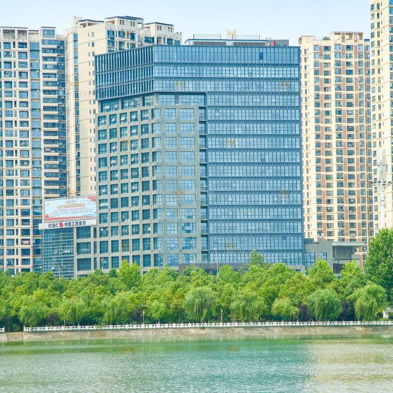 清澈的湖水