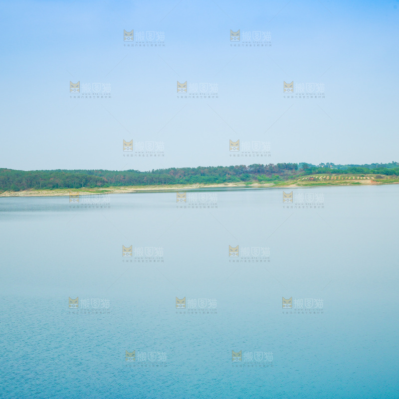 清澈的湖水
