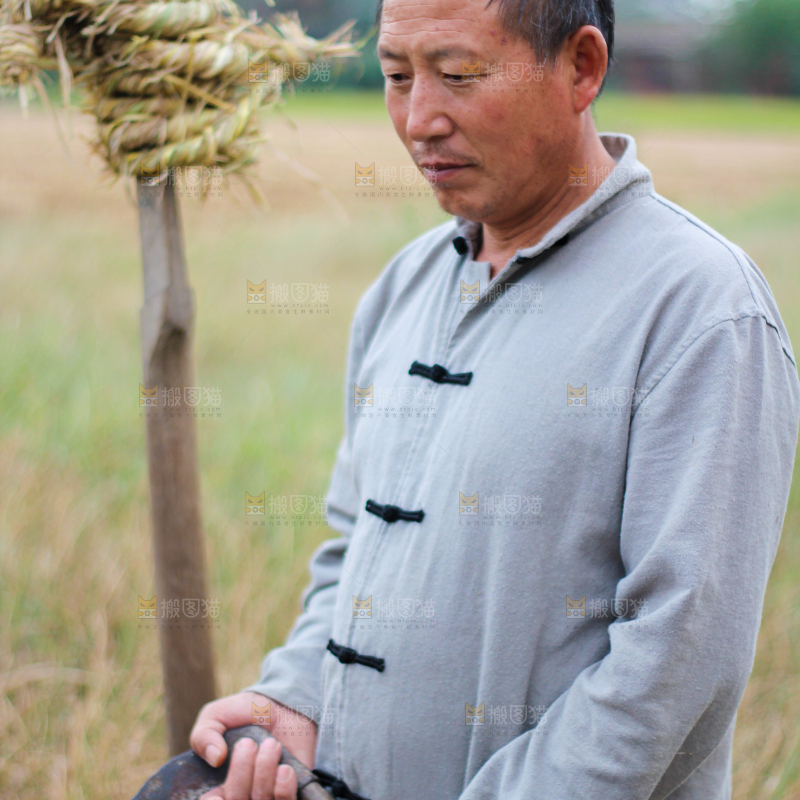农民手里拿着镰刀