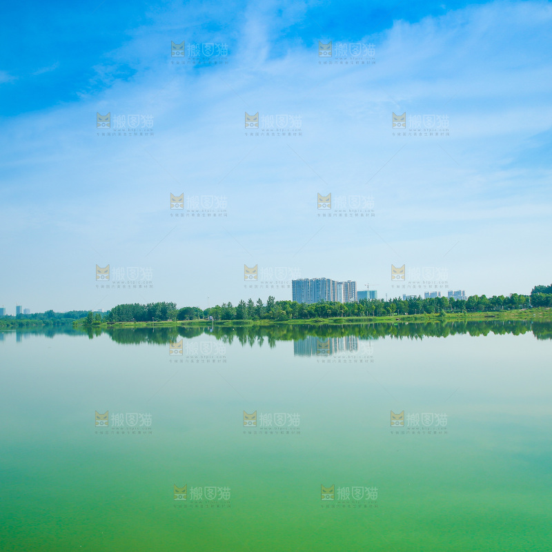 清澈的湖水