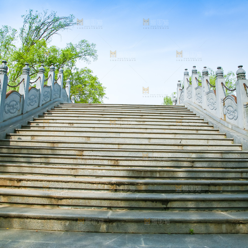 公园里的石雕桥