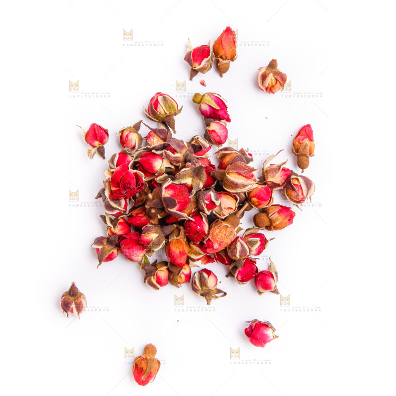白底上放着玫瑰花茶