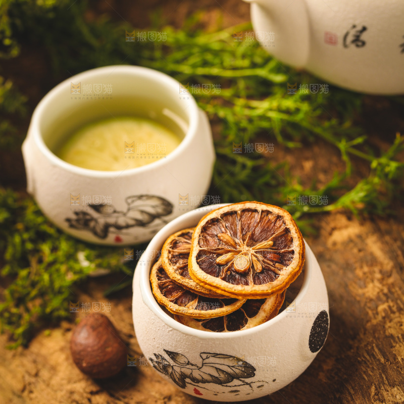 杯子里装着干柠檬片
