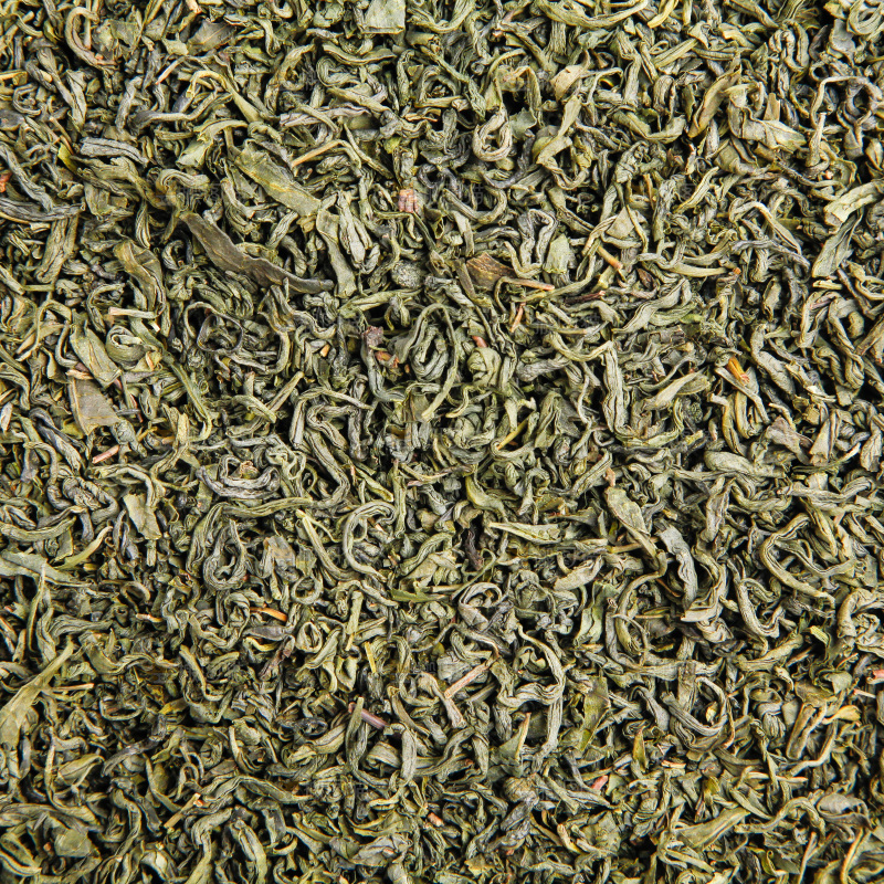 白底上摆放着绿茶
