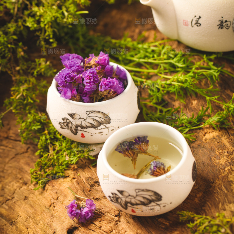 木底上放着一杯勿忘我花茶