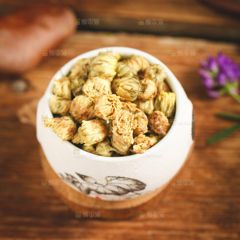 杯子里放着白菊花