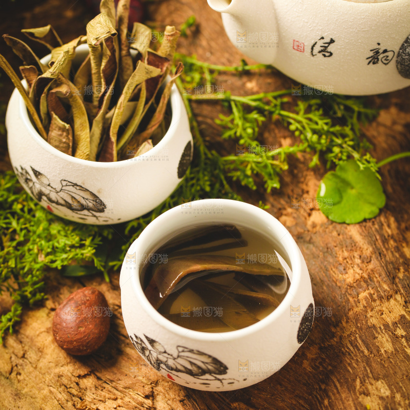 木底上放着一杯芦荟茶
