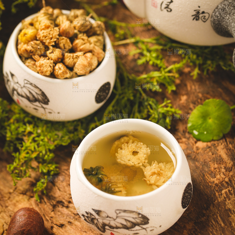 深底上放着一杯白菊花茶