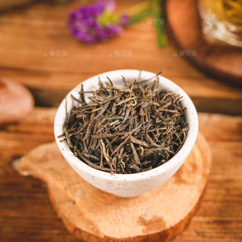 杯子里装着毛尖茶茶叶