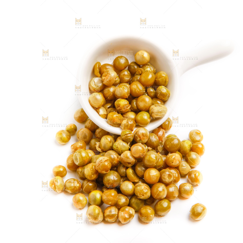 白底上摆放着青豌豆