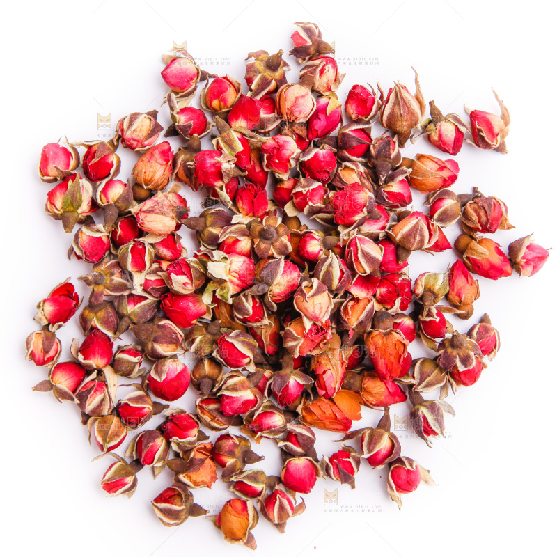 白底上放着玫瑰花茶