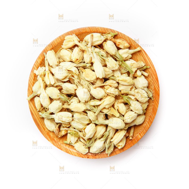 碟子里装着茉莉花茶