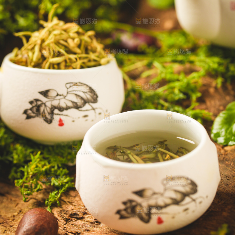 木底上放着一杯金银花茶