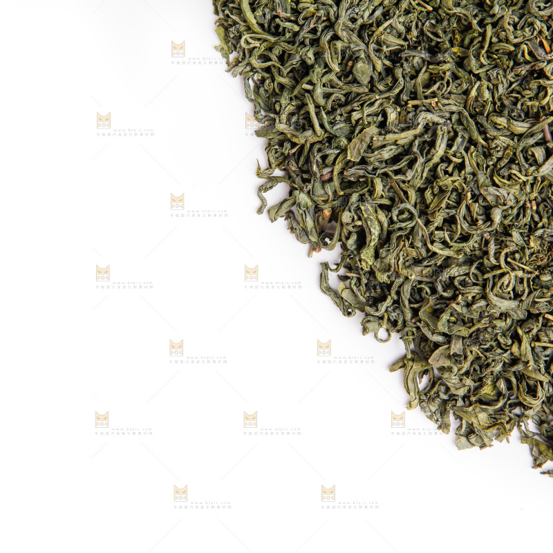 白底上摆放着绿茶