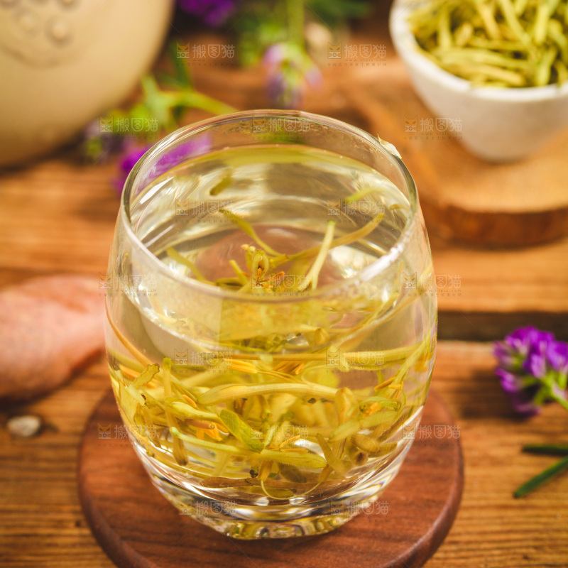 木底上放着一杯金银花茶
