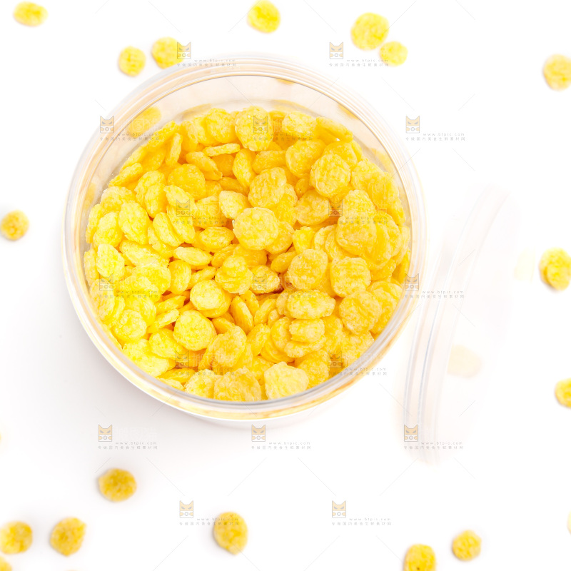 白底上放着玉米片