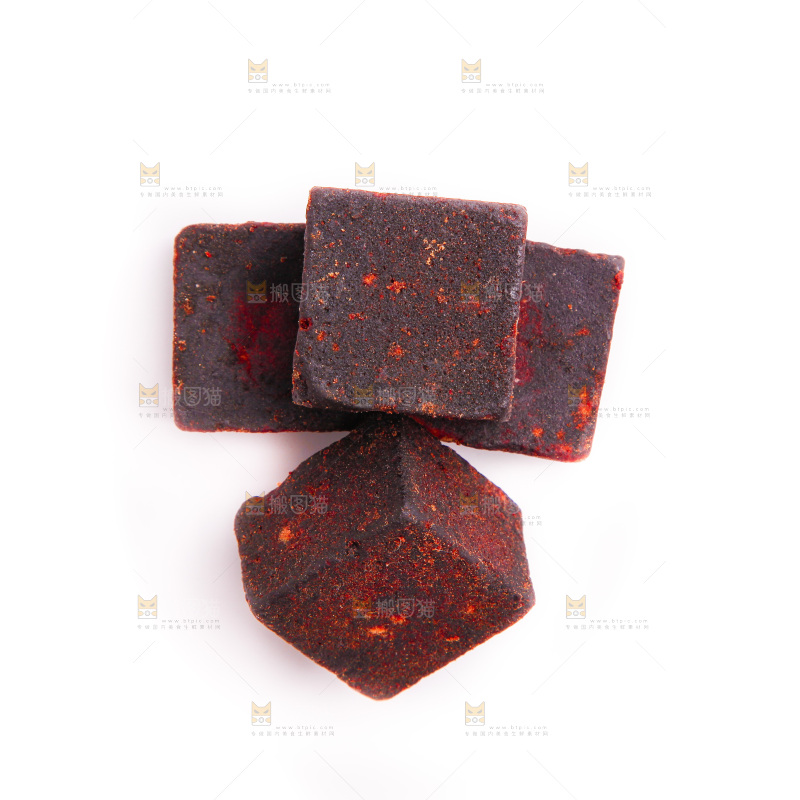 白底上放着玫瑰红糖块