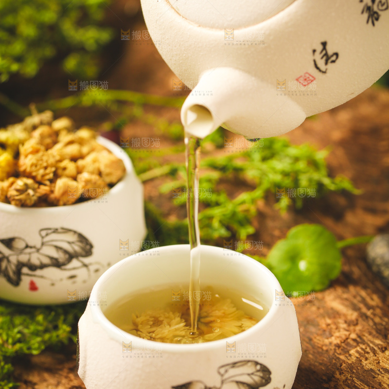 深底上放着一杯白菊花茶