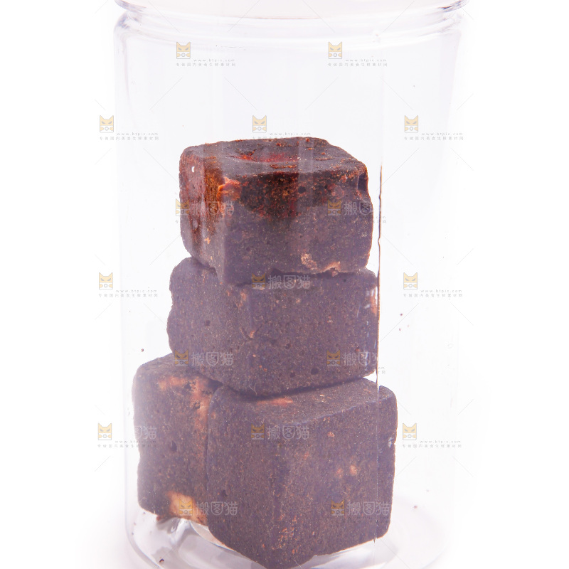 瓶子装着玫瑰红糖块