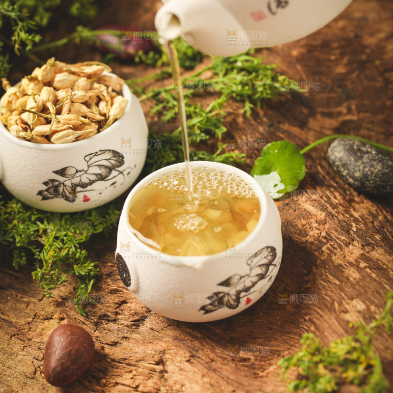 木底上放着一杯茉莉花茶