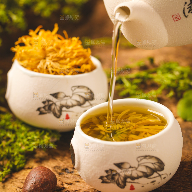 木底上放着一杯金丝皇菊茶
