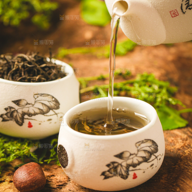 木底上放着一杯毛尖茶
