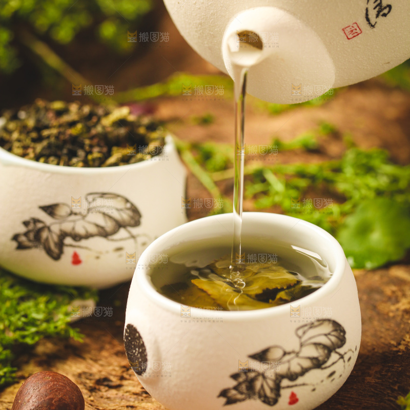 木底上放着一杯乌龙茶