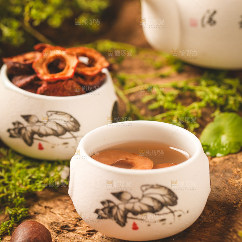 深底上放着一杯山楂片泡茶