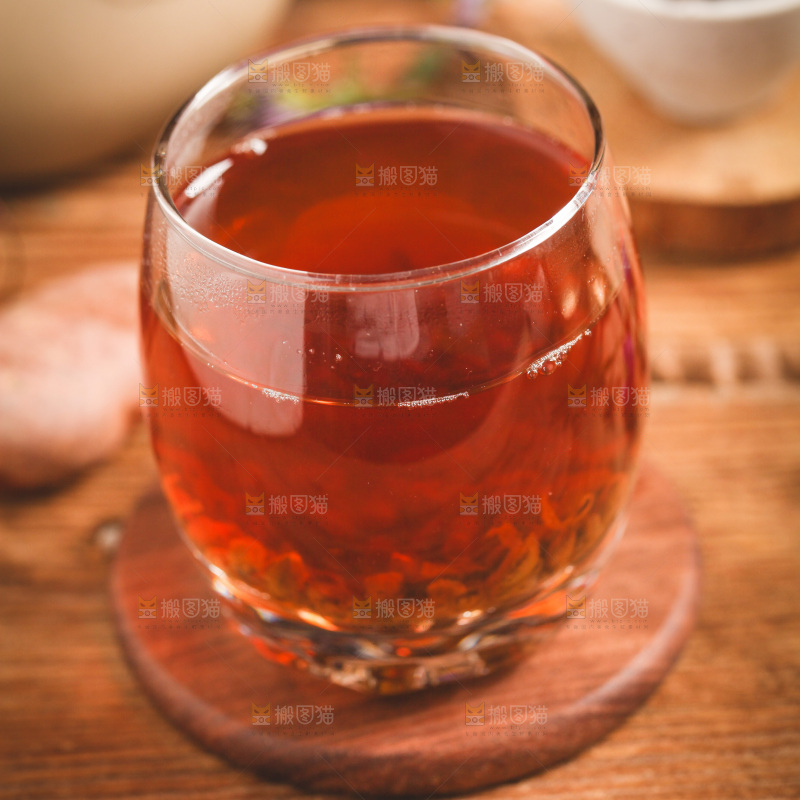 木底上放着一杯决明子茶