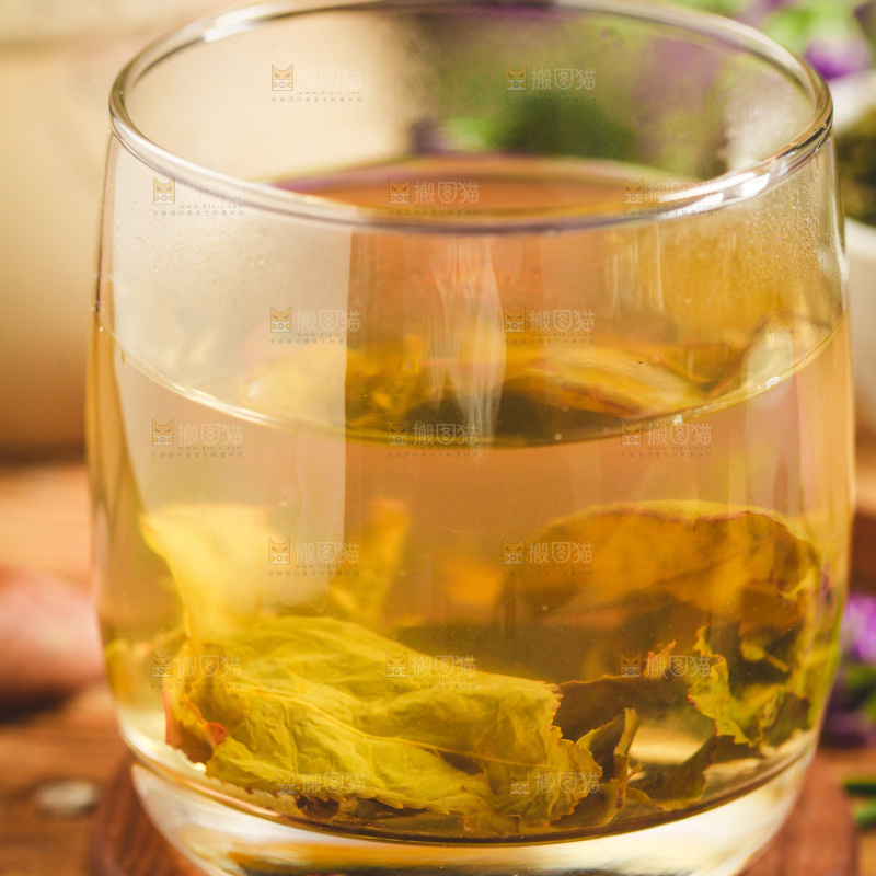 木底上放着一杯乌龙茶