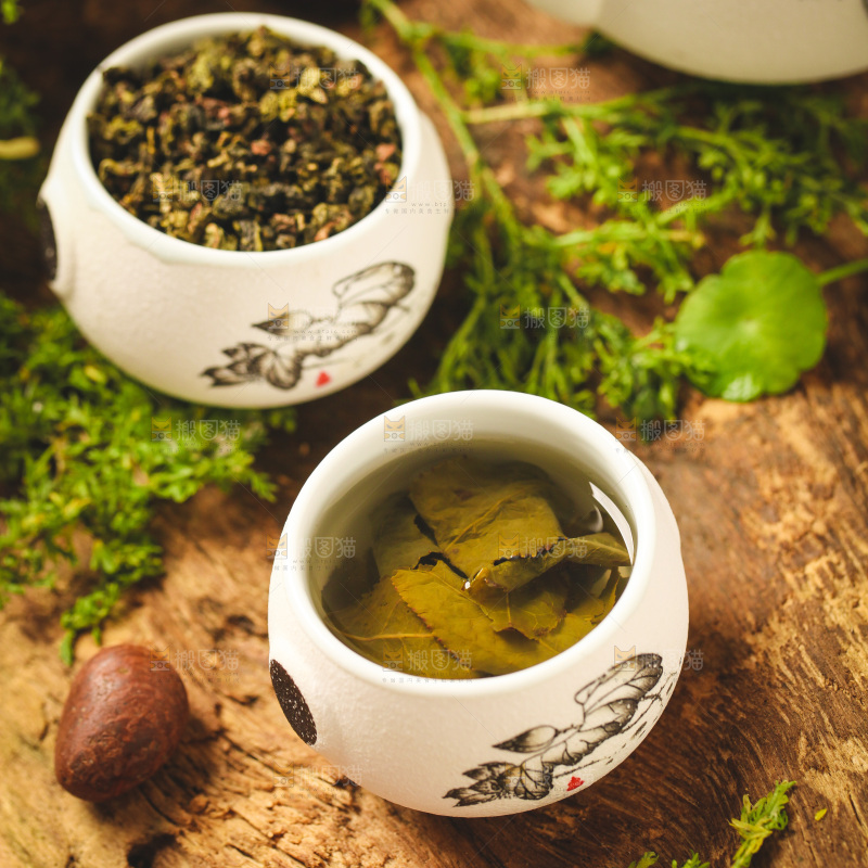 木底上放着一杯乌龙茶