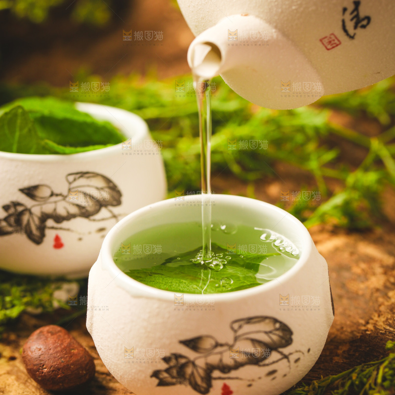 木底上放着一杯薄荷茶